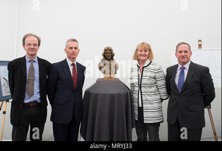 FAIRFORD, Großbritannien - Antony Dufort (links), Air Chief Marshal Sir Stephen Hillier (Mitte links), Leiter der Luft Personal, US Air Force General David L. Goldfein (Mitte rechts), Stabschef der US Air Force, und Generalmajor Tammy Harris (rechts), Stellvertretender Kommandant der Royal Canadian Air Force, das Leben der kanadischen Luftwaffe Pilot John Gillespie Magee Jr. während der 2017 Royal International Air Tattoo (RIAT) an RAF Fairford, Vereinigtes Königreich, am 16. Juli 2017 befinden. John Magee verlor tragisch sein Leben im Dezember 1941 bei einem Flug von RAF Cranwel Stockfoto