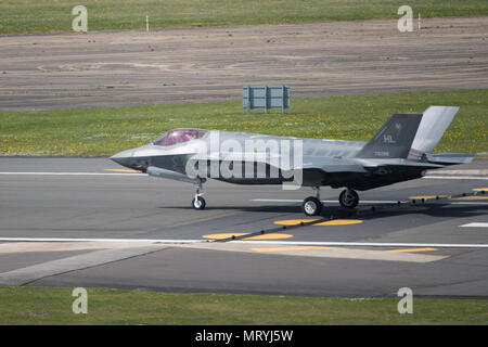 Eine F-35 Lightning II von der 34th Fighter Squadron bei Hill Air Force Base, Arizona, landet bei der Royal Air Force Lakenheath, England, 15. April 2017. Das Flugzeug Ankunft kennzeichnet die erste F-35 ein Kämpfer Schulung Bereitstellung der US-European Command Verantwortungsbereich oder übersee Lage als Flying Training Bereitstellung. Stockfoto