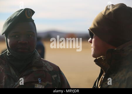 Ein Mitglied der Südafrikanischen Armee spricht mit und baut Comraderie mit einem US-Marine während einer Pause in der Ausbildung Klassen als Teil der Gemeinsamen Accord 17 (SA17) in der Südafrikanischen Armee Combat Training Center, Lohatla, Südafrika, 17. Juli 2017. SA 17 ist eine Gemeinsame bi- Bereich Training mit unseren südafrikanischen Partnern auf Friedenserhaltende Operationen, Fähigkeiten und Kapazitäten der Afrikanischen Union und der Vereinten Nationen zu führen Teilnehmer Übung beauftragt von friedenserhaltenden Maßnahmen konzentriert. Stockfoto