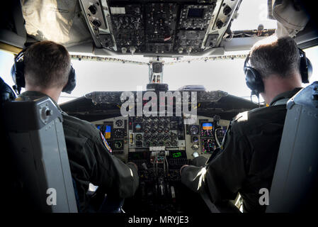 Eine F-35A Lightning II Kraftstoff erhält von einem 100 Luftbetankung Flügel KC-135 Stratotanker über den Atlantik 15. April 2017. Die F-35 als ihren ersten überseeischen Bereitstellung, in der Sie fliegen Training mit NATO-Partnern Verhalten führen. Stockfoto