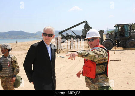 Bischof F. Richard Spencer, Erzdiözese militärischen Dienstleistungen, besuche die kombinierte Logistik Land über die Ufer Operationen am Dogu Strand, Pohang, 15. April 2017 beitreten. Nach dem Besuch mit Truppen in der Republik Korea wird er nach Deutschland zurückkehren, bevor er seine Zirkulation der Kapelle Besuche in Italien beginnt. Stockfoto