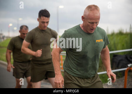 Us Marine Corps Brig. Gen. Thomas Weidley, Kommandierender General der 1. Marine Flugzeugflügel, nimmt an einem körperlichen Fitness Training von Kraft fitness Ausbilder an der Marine Corps Air Station Iwakuni, Japan, 18. Juli 2017 führte. Weidley war es Training mit US-Marines aus marinen Flugzeuge Gruppe 12 zu, während die Unterstützung der neuen Marine Corps körperliche Fitness Programm, das hat sich seit seiner Einführung Anfang 2017 gewachsen. (U.S. Marine Corps Foto von Lance Cpl. Carlos Jimenez) Stockfoto