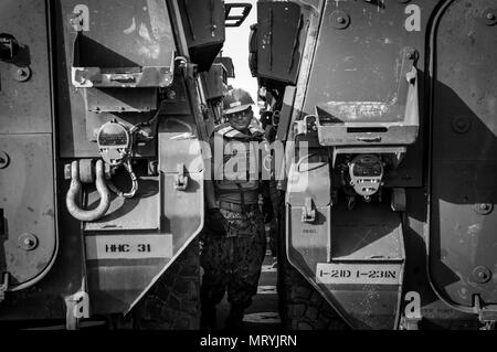 POHANG, Südkorea (15. April 2017) – Bootsmann der Mate Seemann Carlos Trejoespinoza, befestigt auf amphibischen Bau-Bataillon 1, sichert Stryker Infanterie Trägerfahrzeuge auf eine verbesserte Navy leichterung Causeway Fähre während der Operation Pazifik erreichen Übung 2017 (OPRex17). OPRex17 ist eine bilaterale Fortbildungsveranstaltung zur Bereitschaft zu gewährleisten und aufrechtzuerhalten der ROK-US-Allianz durch die Ausübung einer Bereich Distribution Center (ADC), ein Air Terminal liefern Punkt (AZP), kombiniert gemeinsame Logistik Over-the-Shore (CJLOTS) und die Nutzung der Schiene, Binnengewässer und Küsten Liftbetrieb, valida Stockfoto