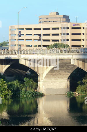 Soldaten mit der 36th Infantry Division März über den Kongress St. Brücke als Teil ihrer Feier des 100. Jahrestages seit der Division gegründet, die in Austin, Texas, 16. Juli 2017. Der März war durch eine Kranzniederlegung am Kapitol und ein Tag der Familie Grill des Campy Mabry gefolgt. (U.S. Army National Guard Foto von Sgt. Michael Giles) Stockfoto