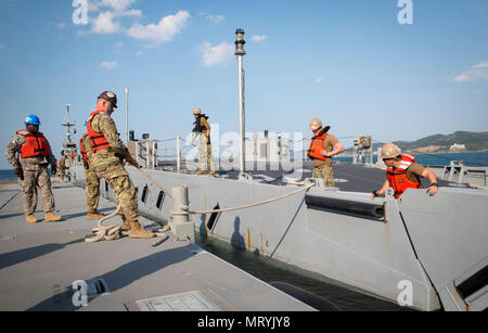 POHANG, Südkorea (15. April 2017) – Segler aus amphibischen Bau-Bataillon 1 und Soldaten befestigt 331st Transportunternehmen arbeiten, eine verbesserte Navy leichterung Causeway Fähre zum Armee Trident Pier während Operation Pazifik erreichen Übung 2017 (OPRex17) festmachen. OPRex17 ist eine bilaterale Fortbildungsveranstaltung zur Bereitschaft zu gewährleisten und aufrechtzuerhalten der ROK-US-Allianz durch die Ausübung einer Bereich Distribution Center (ADC), ein Air Terminal liefern Punkt (AZP), kombiniert gemeinsame Logistik Over-the-Shore (CJLOTS) und die Verwendung von Schiene, Binnengewässer und Küsten Liftbetrieb zu validieren Stockfoto