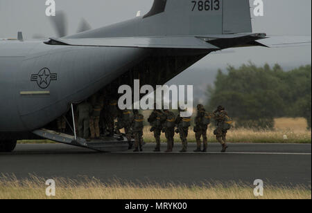 Fallschirmjäger aus mehreren NATO-Staaten an Bord eines US Air Force C-130J Super Hercules bei internationalen Springen Woche über Bitburg, Deutschland, 11. Juli 2017. Rund 500 Mitglieder aus mehr als 13 Partner Nationen in diesem Jahr an der Ausbildung teilgenommen haben. (U.S. Air Force Foto von älteren Flieger Tryphäna Mayhugh) Stockfoto