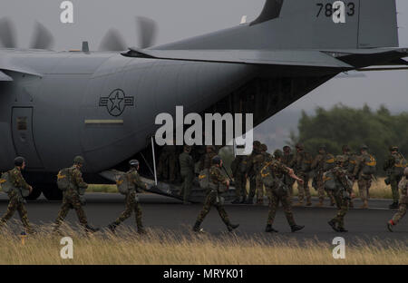 Fallschirmjäger aus mehreren NATO-Staaten an Bord eines US Air Force C-130J Super Hercules bei internationalen Springen Woche über Bitburg, Deutschland, 11. Juli 2017. Rund 500 Mitglieder aus mehr als 13 Partner Nationen in diesem Jahr an der Ausbildung teilgenommen haben. (U.S. Air Force Foto von älteren Flieger Tryphäna Mayhugh) Stockfoto