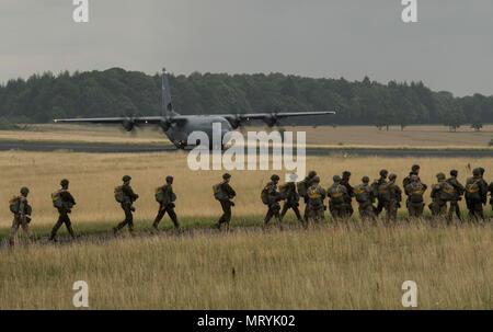 Fallschirmjäger aus mehreren NATO-Staaten gehen Sie in Richtung der US Air Force C-130J Super Hercules an Bord während der Internationalen springen Woche über Bitburg, Deutschland, 11. Juli 2017. Rund 500 Mitglieder aus mehr als 13 Partner Nationen in diesem Jahr an der Ausbildung teilgenommen haben. (U.S. Air Force Foto von älteren Flieger Tryphäna Mayhugh) Stockfoto