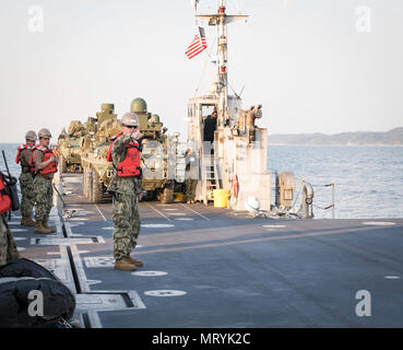 POHANG, Republik Korea (15. April 2017) - Matrosen zu Amphibischen Bau Bataillon 1 guide Ausrüstung auf die INLS Roll-on/Roll-off-Anlage Entlastung während des Betriebs Pazifik erreichen Übung 2017 (OPRex 17). 17 OPRex ist eine bilaterale Schulungsveranstaltung entwickelt, Bereitschaft zu gewährleisten und die ROK-U.S. sustain Allianz durch die Ausübung einer Bereich Distribution Center (ADC), ein Air Terminal Stromanschluss (Atsp), Kombinierte Joint Logistics Über das Ufer (CJLOTS) und der Nutzung der Schiene, Binnenwasserstraßen, und heben Sie die Küste, die für die operative erreichen Konzept zu validieren. Stockfoto