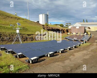 Das Projekt Energy Assurance at Remote Radar Sites ist ein Forschungsprogramm der US-Luftwaffe, das vom Advanced Power Technology Office überwacht wird, um installierbare erneuerbare Systeme zu testen. Am Mt. Die leichten Solarmodule von Koke’e, Hawaii, liefern Strom aus dem Netz, um die Einsatzsicherheit in abgelegenen Anlagen zu erhöhen. Das Archivbild dokumentiert Photovoltaik-Arrays, die an einem bergigen Ort installiert wurden. Stockfoto