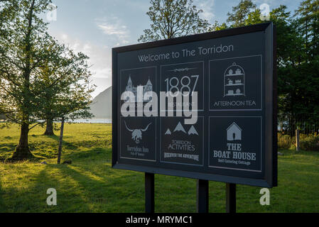 Die torridon signage am Eingang zum Hotel, Addo, North West Highlands, Schottland willkommen. Loch Torridon ist im Hintergrund sichtbar. Stockfoto