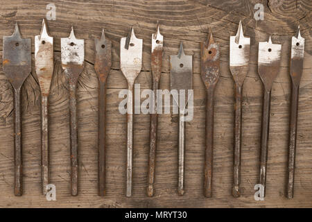 Verschiedene Holz alte Bohrer auf alten Holz- Oberfläche. Blick von oben. Stockfoto