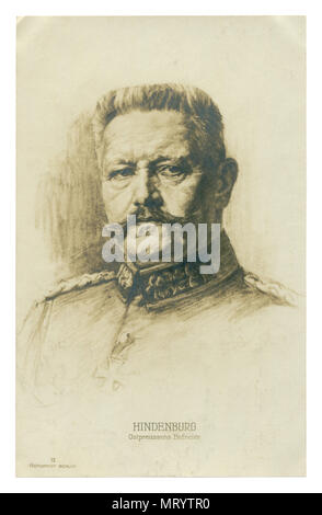 Deutsche Historische Postkarte: Schwarz und weiss gemalte Porträt von Paul von Hindenburg mit Text: befreier der Ostpreußen. Erster Weltkrieg 1914-1918. Stockfoto