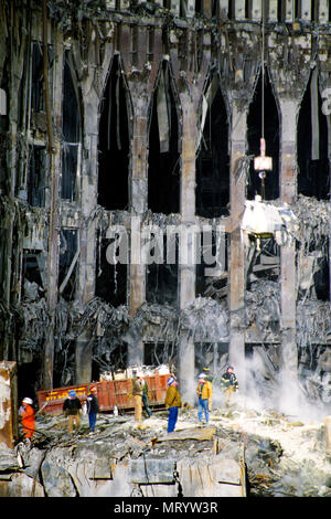 Reinigen Sie am Ground Zero nach den Terroranschlägen auf das World Trade Center Gebäude, New York City. November 2001 Stockfoto