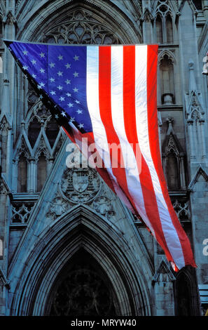 Eine amerikanische Flagge hängt über den Eintrag von St. Patrick's Cathedral an der Fifth Avenue in New York während einer Beerdigung für einen Feuerwehrmann, der als Ergebnis der fiel Stockfoto