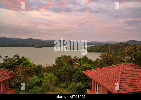 Talakalale Behälter bei Betrachtung von Sharavathi Adventure Camp (Karnataka, Indien) Stockfoto