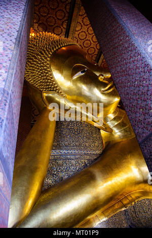 Liegenden Buddha goldene Statue. Wat Pho, Bangkok, Thailand Stockfoto