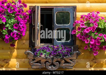 Holz- Haus Fenster mit Blumenkästen Stockfoto