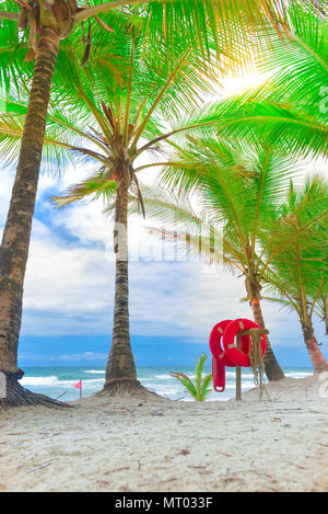 Rot leben Boje mit Seil und eine Fahne auf dem Hintergrund Stockfoto