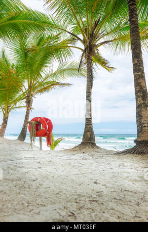 Rot leben Boje mit Seil und eine Fahne auf dem Hintergrund Stockfoto