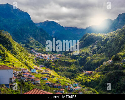 Panorama-Luftaufnahme über Lombo Galêgo Dorf auf hoher Höhe auf dem Berg. Madeira, Portugal Stockfoto