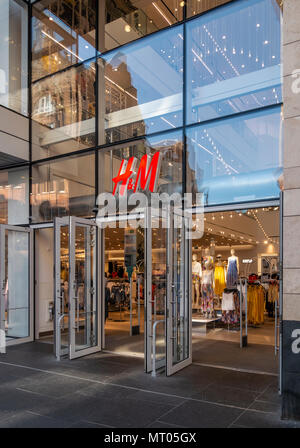 Fassade und offene Eingangstür zum H&M Fashion Store in Buchanan Street, Central Glasgow, Schottland, Großbritannien, Europa, Europäische Stockfoto