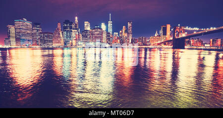 Weitwinkel Blick auf Manhattan Skyline im East River in der Nacht wider, Farbe getonte Bild, New York City, USA. Stockfoto