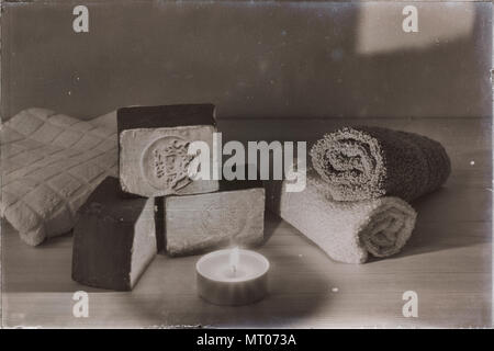 Herkömmliche Olivenöl Seifen bars in Aleppo, Syrien mit Schwarz und Weiß vintage Wirkung. Stockfoto