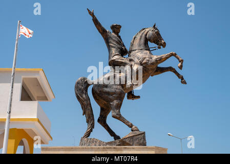 Statue von Mustafa Kemal Atatürk in Rizokarpaso (Türkisch: Dipkarpaz), Nordzypern. Stockfoto