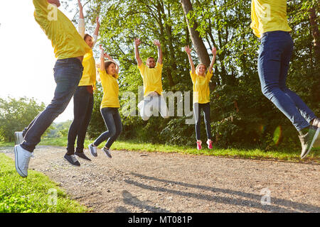 Junge sportliche Team macht Fitness Übung draußen in der Natur Stockfoto