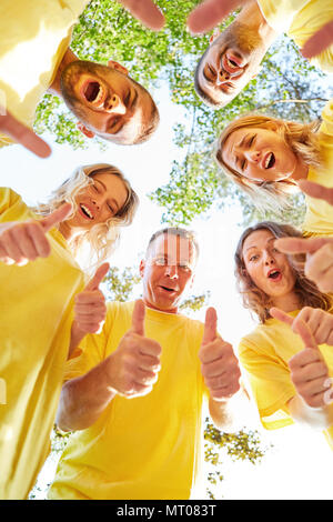 Erfolgreiche junge Team hält Ihre Finger auf dem Teambuilding workshop gekreuzt Stockfoto