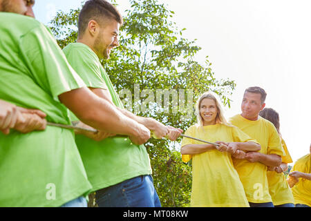 Sporting Team bei Tauziehen Wettbewerb auf ein Teambuilding Event Stockfoto