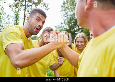 Erstaunt mann Arm Wrestling in einem Wettbewerb an der Teambuilding-event Stockfoto
