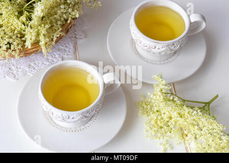 Kräutertee aus frischen Holunderblüten in zwei vintage Schalen Stockfoto