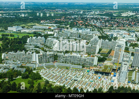 Luftaufnahme von München Olympische Dorf und Tennis couts vom Olympiaturm (Olympic Tower). München, Bayern, Deutschland Stockfoto