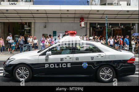 Kyoto, Japan - 24. Juli 2016. Polizei Auto am Gion Matsuri Festival an heissen Sommertag in Kyoto. Stockfoto