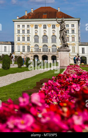 Touristen vor dem Schloss Nymphenburg in München, Deutschland Stockfoto