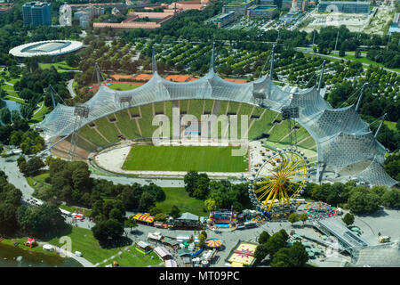 Der Olympiapark München und Olympiastadion gesehen von der Olympic Tower in Bayern, Deutschland. Stockfoto