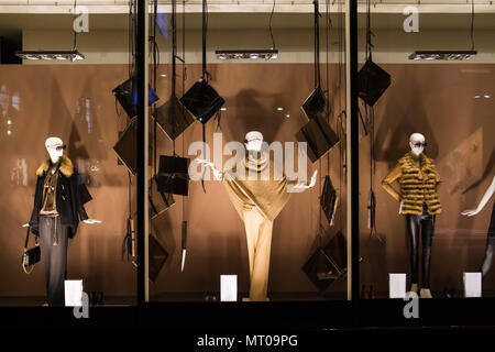 Schaufensterfiguren stehend im Schaufenster Anzeige casual Clothing Store. Stockfoto