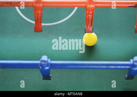 Tischfußball. Fußball Tabelle Spiel, blau foosball Players. Spielzeug sport spiel Konzept. Stockfoto