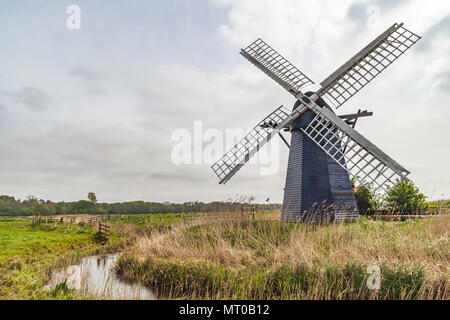 Blick auf herringfleet Mühle Suffolk uk auf den Norfolk Broads Stockfoto