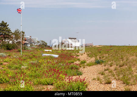 Blick auf Kies Straße auf der Küste von Suffolk UK Stockfoto