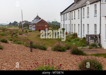Blick auf Kies Straße auf der Küste von Suffolk UK Stockfoto