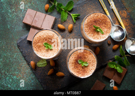 Hausgemachten Kaffee - Mousse au Chocolat auf einem Stein oder Schiefer Hintergrund. Stockfoto