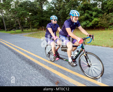 Ehepaar reiten ein Tandem Fahrrad Stockfoto