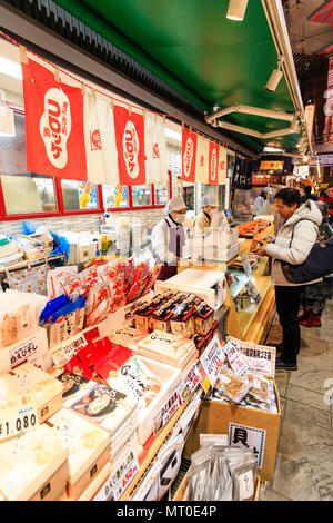 Indoor Omicho Ichiba, Omicho Markt, dem größten Markt mit frischen Lebensmitteln in Kanazawa, Japan. Blick entlang Essen mit Kunden Kauf am Schalter. Stockfoto