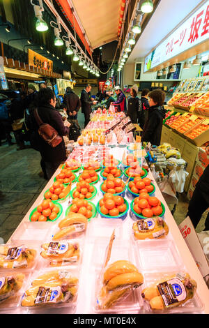 Indoor Omicho Ichiba, Omicho Markt, dem größten Markt mit frischen Lebensmitteln in Kanazawa, Japan. Blick entlang frische Früchte, Bananen, Orangen und anderen Früchten. Stockfoto