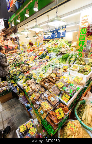 Indoor Omicho Ichiba, Omicho Markt, Markt mit frischen Lebensmitteln in Kanazawa, Japan. Abschaltdruck Verkauf von Gemüse, Pilze und Bohnen. Kunden suchen. Stockfoto