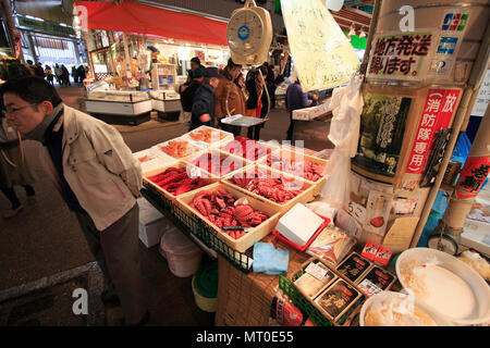 Indoor Omicho Ichiba, Omicho Markt, est Mitte des 18. Jahrhunderts, der größte Markt mit frischen Lebensmitteln in Kanazawa, Japan. Rot und blutigen Octopus in Kästen auf Abschaltdruck.