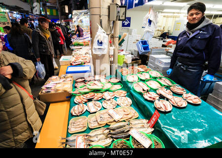 Indoor Omicho Ichiba, Omicho Markt, dem größten Markt mit frischen Lebensmitteln in Kanazawa, Japan. Blick auf frischen Fisch, verschiedene Arten von Fisch. Menschen Stockfoto